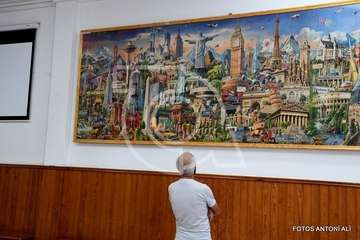 Presentanción en la sede del colectivo vecinal de Jiámar del puzzle más grande del mundo, montado por Tomás Torres/Antonio Alí.